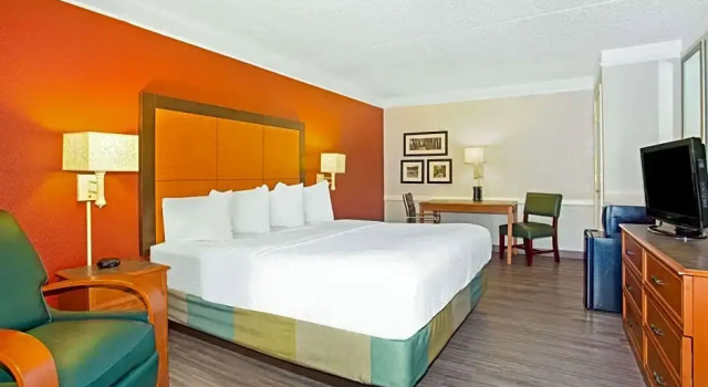 Номер Executive La Quinta Inn by Wyndham Victoria