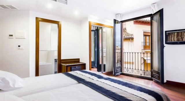 Трёхместный номер Standard с балконом Monjas del Carmen Hotel