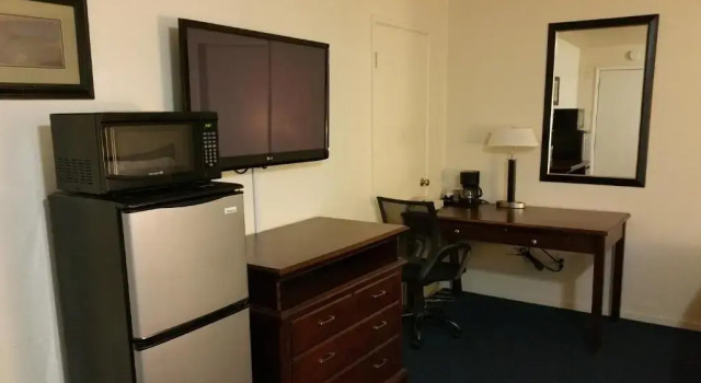 Четырёхместный номер Standard Budget Inn Mojave