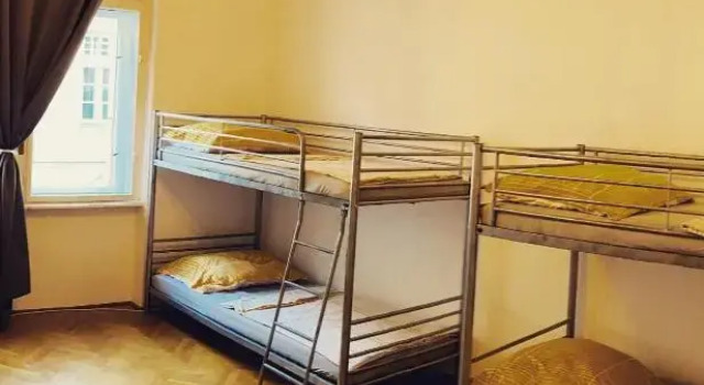 Pat în dormitor (dormitor pentru bărbați) Central Hostel