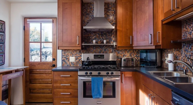 Тент Casa Contenta - Charming East Side Family Home With Hot Tub, Walk to Canyon Rd