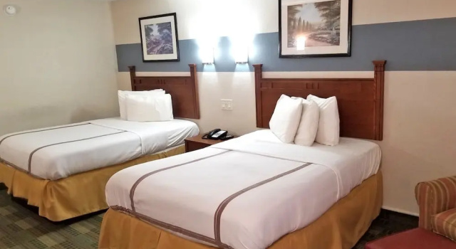 Четырёхместный номер Standard с балконом Americas Best Value Inn Marshall