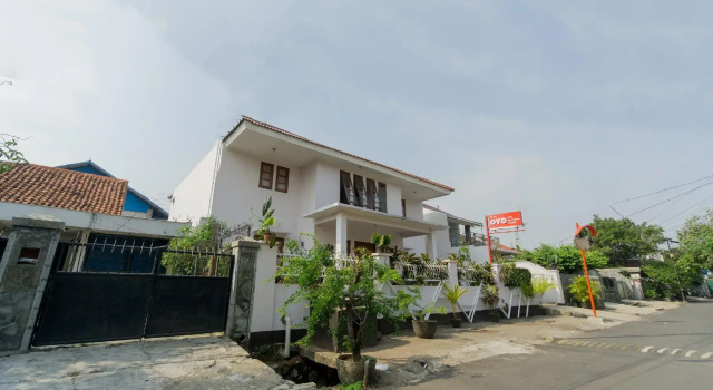 RedDoorz Syariah near PGC Cililitan, Book Hotel Jakarta Jakarta Province