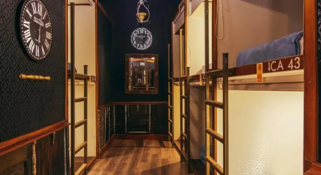 Кровать в общем номере The Clock Hostel & Suites