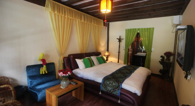Lijiang Yinju Shenghuo Boutique Holiday Hotel, Забронировать Бутик-отель Лицзян Юньнань, рядом с Улица Сквер-стрит Древнего города Даянь