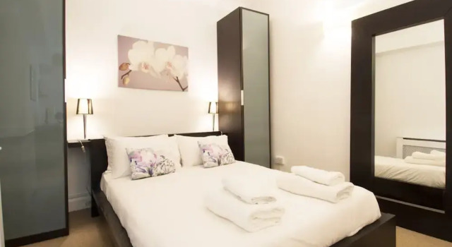 1 Bedroom Flat In Vibrant Earls Court