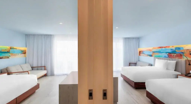 Четырёхместный номер Deluxe с балконом и с видом на океан Courtyard by Marriott Mazatlan Beach Resort