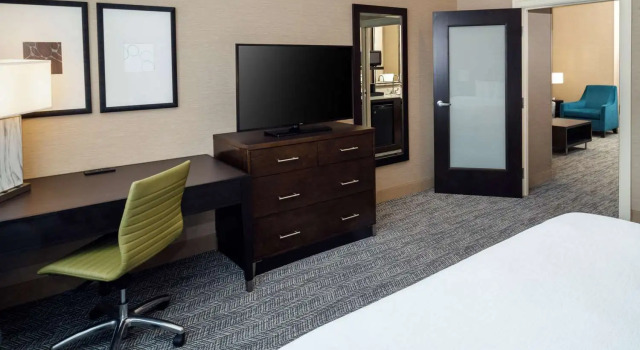 Двухместный люкс с 2 комнатами Embassy Suites Saint Louis - Downtown