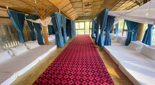 Кровать в общем номере с красивым видом из окна Arista Homestay