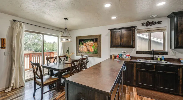 Коттедж Walk to Downtown: Family-friendly Cody Home!