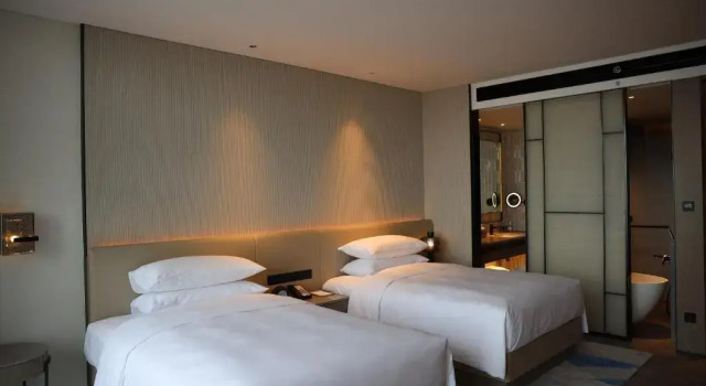 Четырёхместный номер Deluxe с балконом и с видом на океан Sheraton Beihai Resort