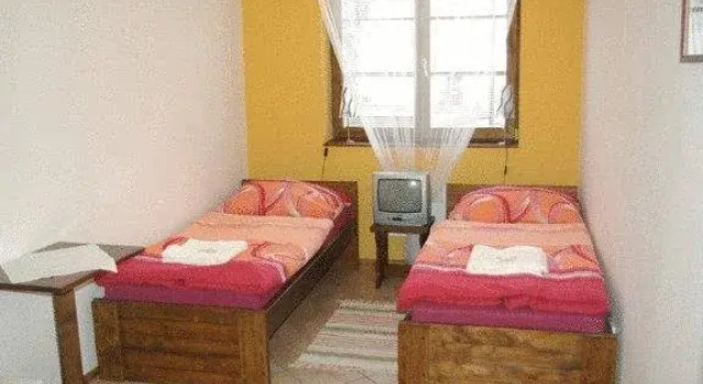 Penzion a Vinoteka Hrozen, Book Hotel Kroměříž 