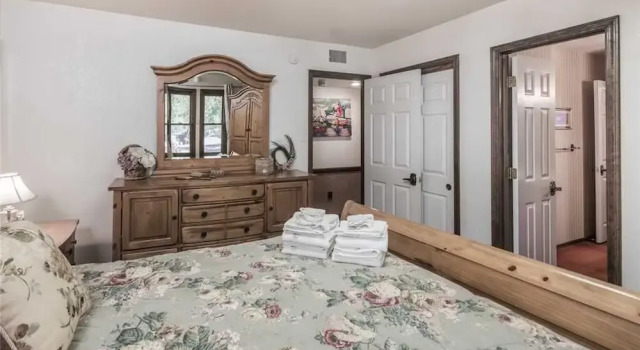 Harper Haus - Four Bedroom Cabin with Hot Tub