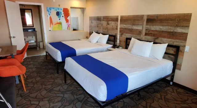 Четырёхместный номер Deluxe Colony Inn - North Hollywood - Hotel Near Universal Studios