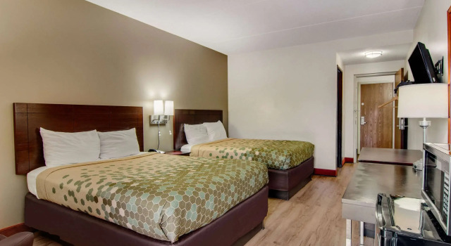 Четырёхместный номер Standard Econo Lodge Cadillac by Choice