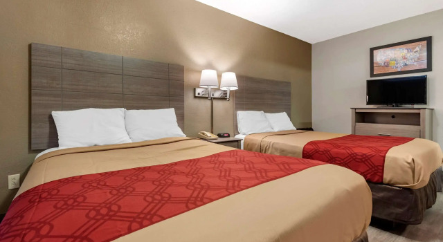 Четырёхместный номер Standard Econo Lodge Dewitt I-90