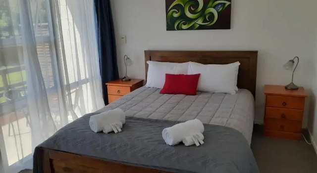 Апартаменты Golden Bay Motel