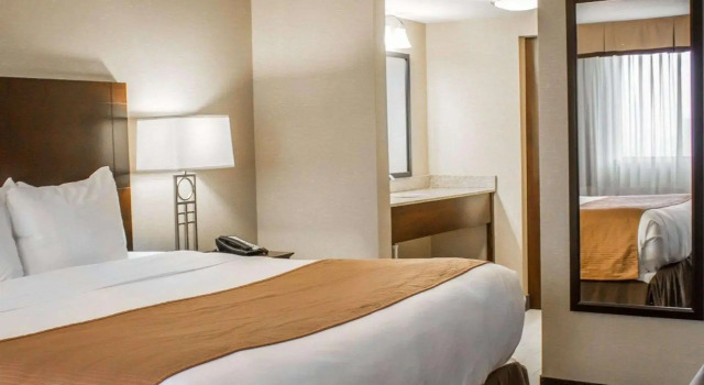 Двухместный люкс Garner Hotel Wadsworth by IHG