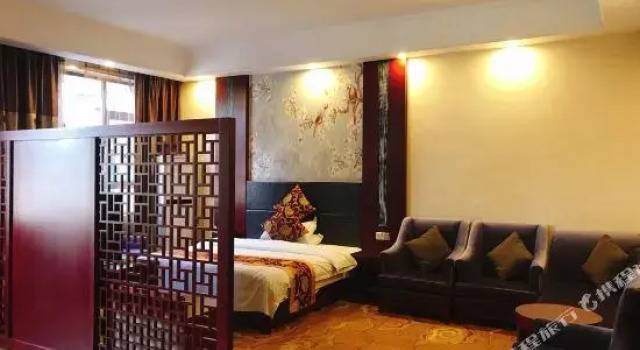 Люкс Deluxe Jinhuangchao Business Hotel Liupanshui Railway Station