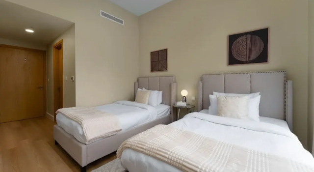 Maison Privee - Classy Apt w/ Terrace & Direct Burj Khalifa Views, Забронировать Апартаменты/квартира Даунтаун Дубай , рядом с Дубайский аквариум