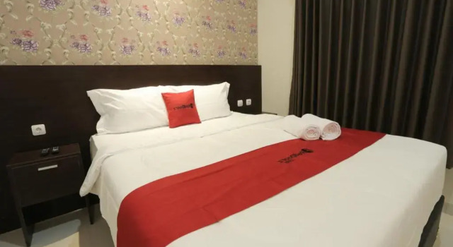 Standaard Tweepersoonskamer RedDoorz Plus near Solo Paragon Mall