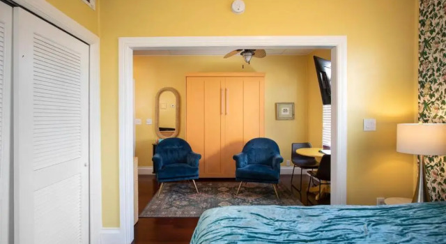 Duval Street Suite w kitchen and shared heated pool