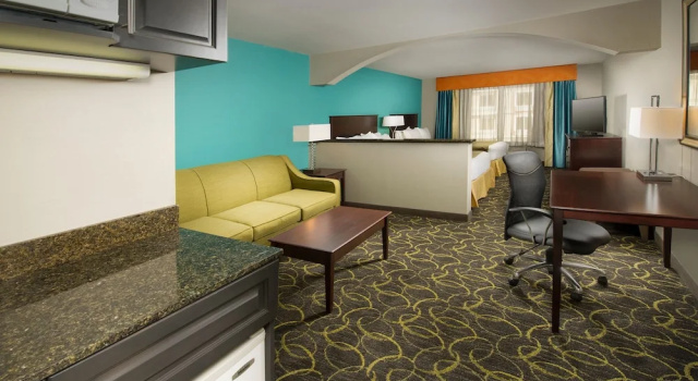 Люкс Holiday Inn Express Hotel and Suites DFW-Grapevine by IHG
