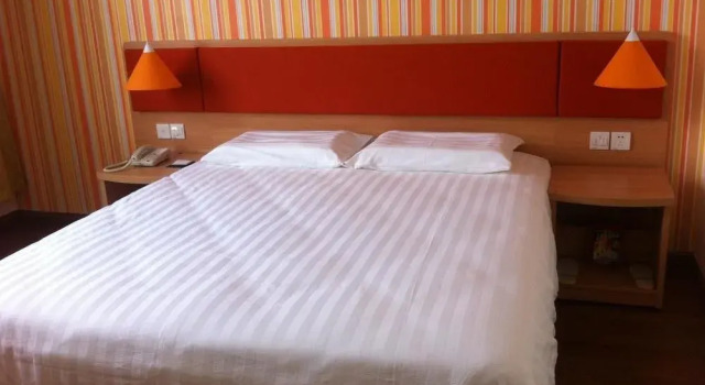 Home Inn Anshun Tashan Plaza, Prenota Hotel Hotel a Anshun con parcheggio, Parcheggio
