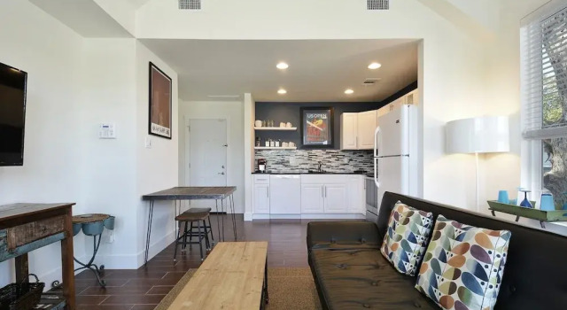 1BR Newly Built East Downtown Austin Apartment by RedAwning, Забронировать Апартаменты/квартира Апартаменты Остина, рядом с Texas Music Museum, Апартаменты/квартира