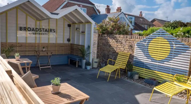 Апартаменты Broadstairs Apartments with luxurious 4-person communal hot tub - sleeps up to 20 people