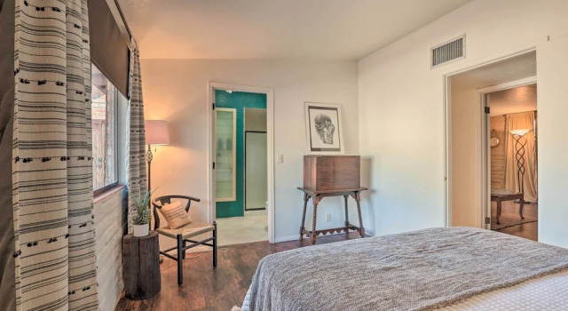 Tucson Oasis 'La Casa de las Palmas' w/ Pool!, Book Feriehus Sommerhuse i Tucson, Hytte