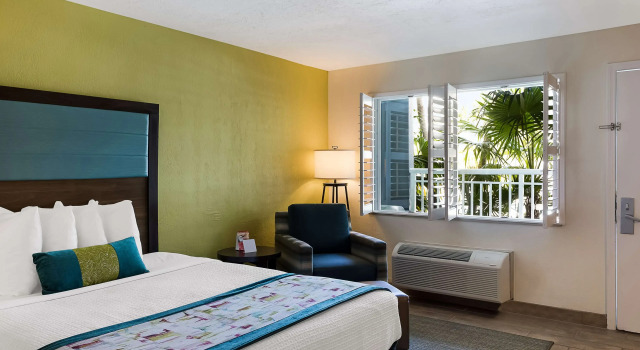 Четырёхместный номер Standard с видом на бассейн Best Western Plus Hibiscus Mtl