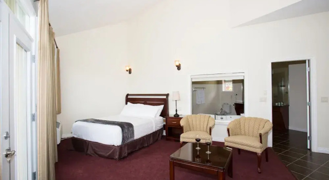 Shiraz Villa, Book Villa Osoyoos Okanagan-Similkameen