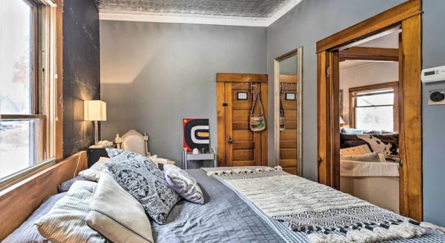 Коттедж с 2 комнатами Lovely Montrose Home w/ Yard: Walk to Dtwn & Park!