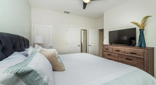 9041 Dogleg Drive, Book Hotel Four Corners Florida