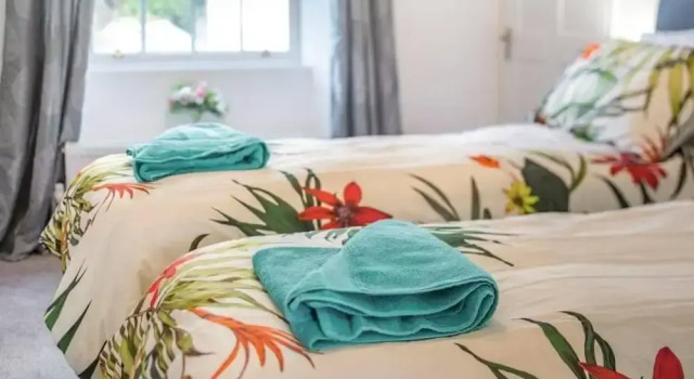 Lovely Villa 1 King 1 Double Sofa 4 Single Beds, Забронировать Вилла Отели Торки 3 звезды, рядом с Художественно-исторический музей Торр-Эбби, 3*