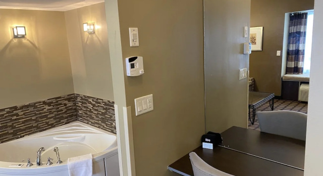 Люкс Deluxe Microtel Inn & Suites by Wyndham - Timmins