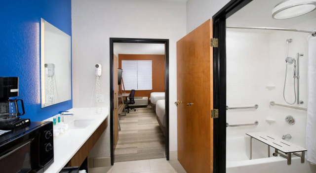 Четырёхместный номер Deluxe Holiday Inn Express & Suites San Antonio - Downtown Market Area by IHG