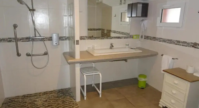 Трёхместный номер Standard Logis Hôtel LAyguelade