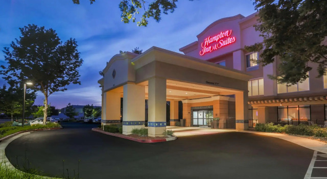 Четырёхместный люкс Hampton Inn & Suites Yuba City