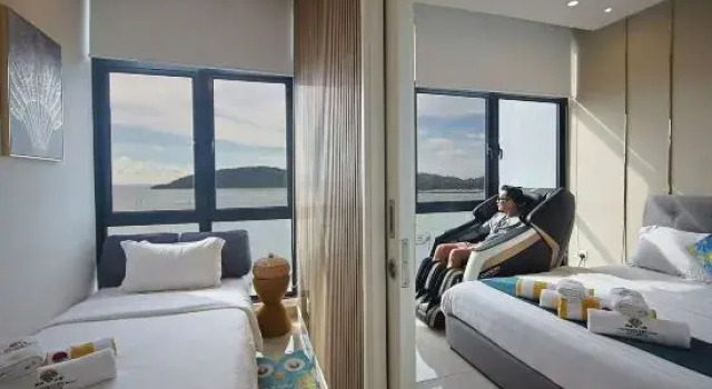 Люкс с балконом и с видом на море The Shore Kota Kinabalu Borneo Grand Roam Suites