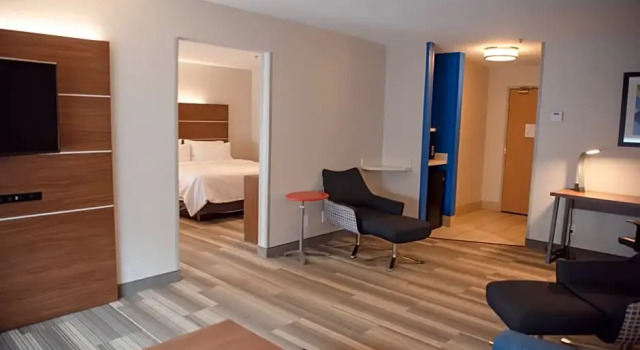Четырёхместный люкс c 1 комнатой Holiday Inn Express Winfield by IHG