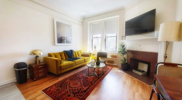 Stylish 1BR + Train | Theatre District | Evonify