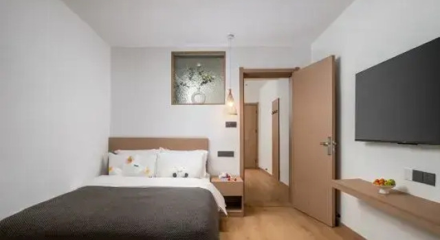 Кровать в общем номере Hometown Inn