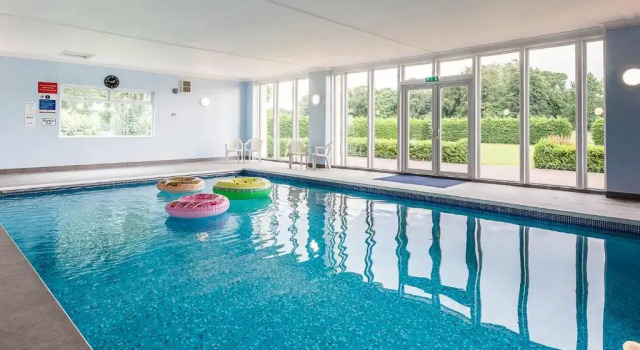 Grove Farm Bungalow with swimming pool Dallinghoo Air Manage Suffolk, Book Landbrugsophold Hoteller i Woodbridge med pool, Swimmingpool