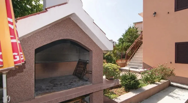 Stunning Home in Okrug Gornji With Wifi and 2 Bedrooms