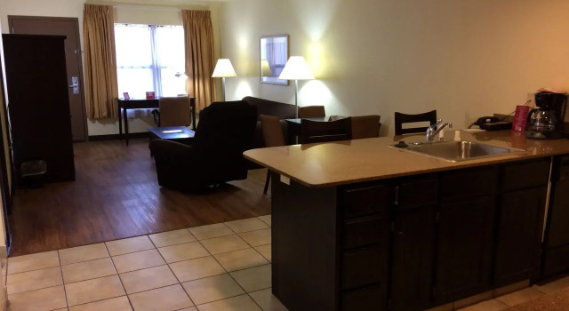 Markham House Suites, Забронировать Отель Литтлрок Арканзас, рядом с Детская библиотека и образовательный центр Хиллари Родэм Клинтон