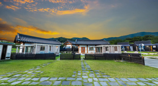 Onmaru Hanok Kids Poolvilla and Couple Spa, Забронировать Курортный отель Курортные отели провинции Кёнсан-Пукто, Курортный отель