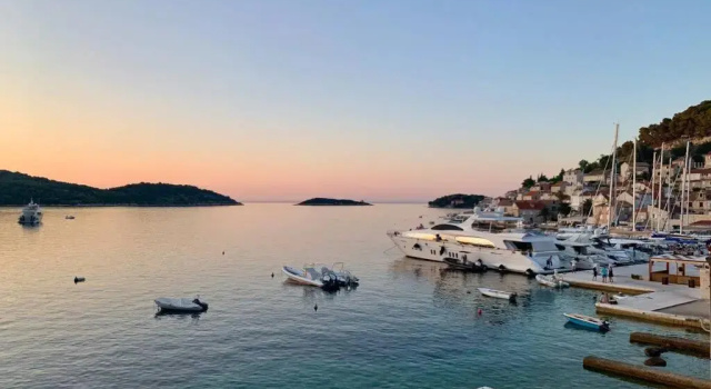 Seafront Apartment For4, Prenota Appartamento Vis 