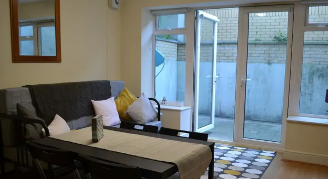 Cozy Modern Bedroom Apartment City L1, Забронировать Апартаменты/квартира Отели Дублина с завтраком, рядом с Стадион для собачьих бегов Шелбурн-парк, Завтраки